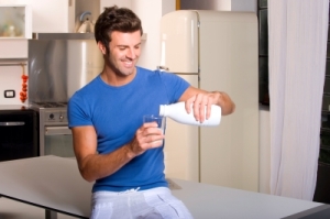 man_in_the_kitchen_pouring_milk